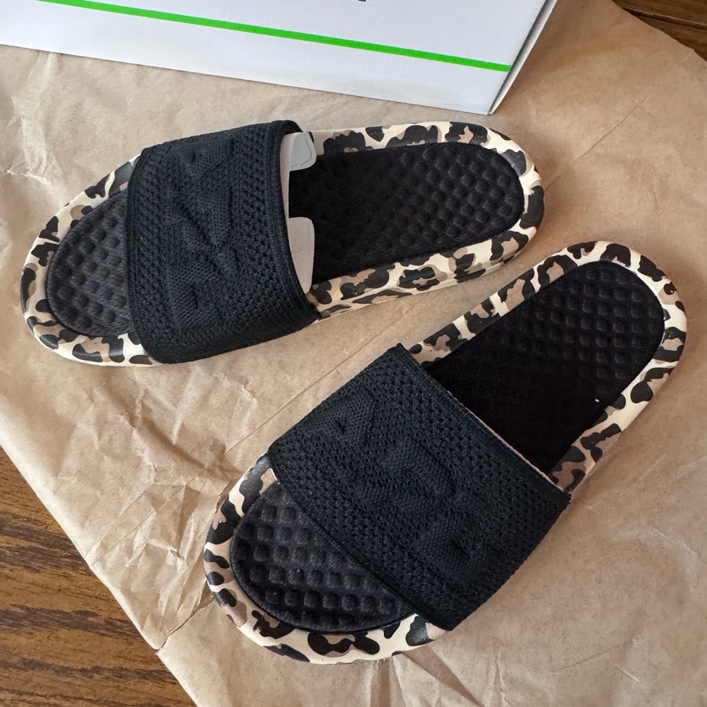 APL Techloom Women’s Size 5 Black/leopard

Brand new in the box

Youth 5